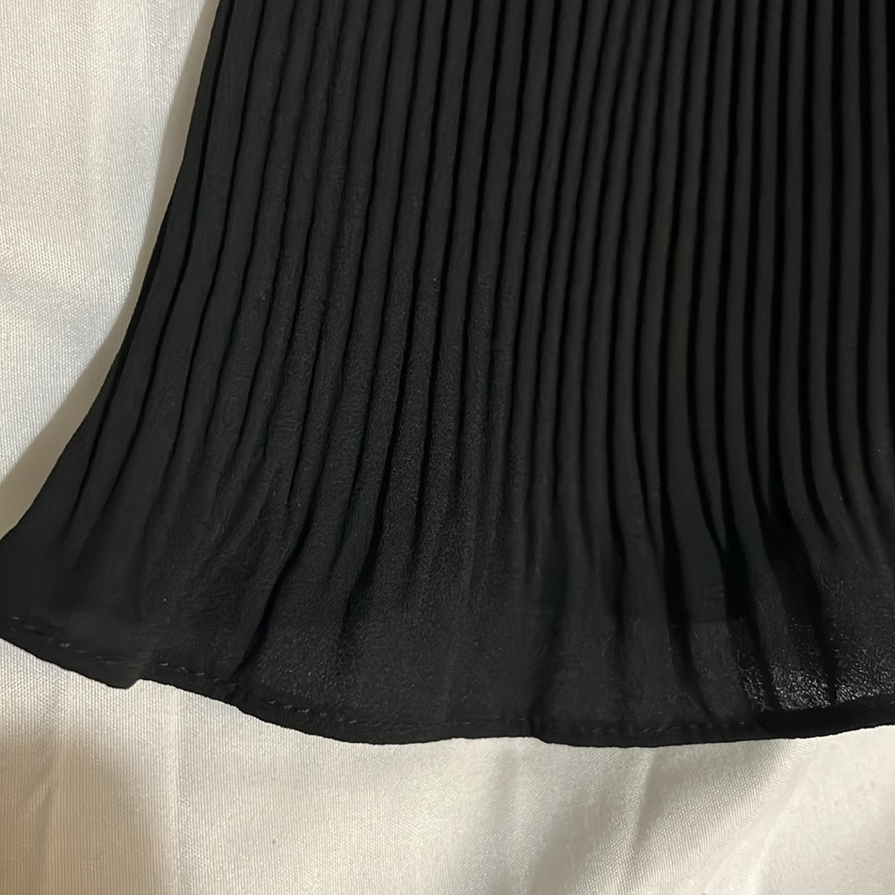Banana Republic Pleated Black Knee-Length A-Line Skirt. Size L Petite - Picture 9 of 10
